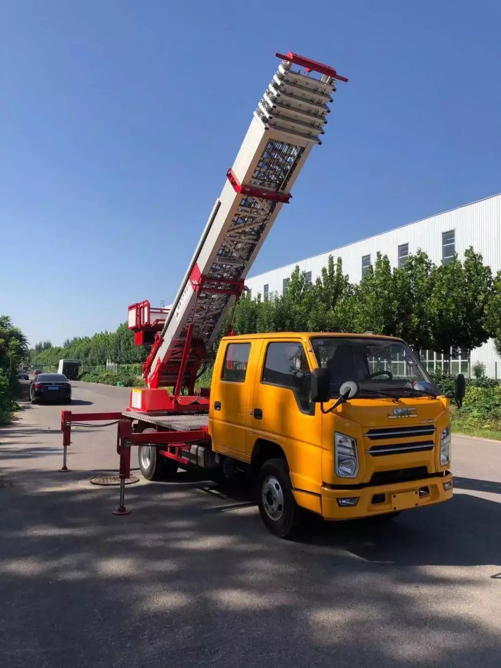 揭西附近的云梯车出租服务：轻松解决高空作业需求